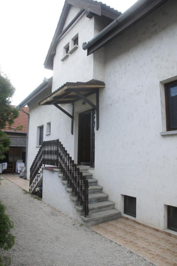 Szuzanna Fenyves Panzio Bed & Breakfast Siofok Exterior photo